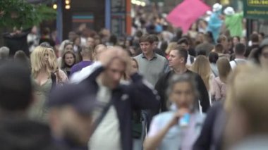 Büyük bir şehrin sokaklarındaki kalabalık, ağır çekim.