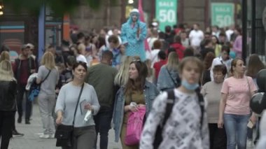 Büyük bir şehrin sokaklarındaki kalabalık, ağır çekim.