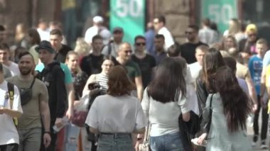 Büyük bir şehrin sokaklarındaki kalabalık, ağır çekim.