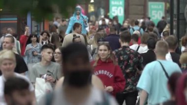 Büyük bir şehrin sokaklarındaki kalabalık, ağır çekim.