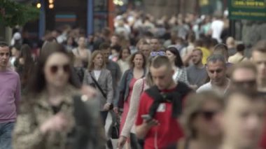 Büyük bir şehrin sokaklarındaki kalabalık, ağır çekim.