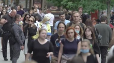 Büyük bir şehrin sokaklarındaki kalabalık, ağır çekim.