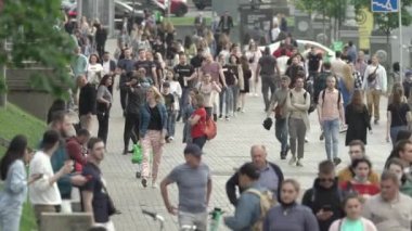Büyük bir şehrin sokaklarındaki kalabalık, ağır çekim.