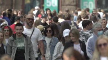 Büyük bir şehrin sokaklarındaki kalabalık, ağır çekim.