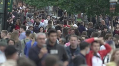 Büyük bir şehrin sokaklarındaki kalabalık, ağır çekim.