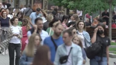 Büyük bir şehrin sokaklarındaki kalabalık, ağır çekim.