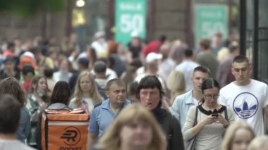 Büyük bir şehrin sokaklarındaki kalabalık, ağır çekim.