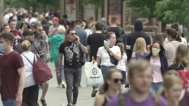 Натовп людей на вулиці великого міста, повільно рухаючись. — стокове відео