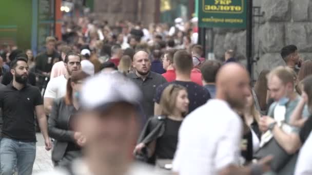 Una multitud de personas en la calle de una gran ciudad, en cámara lenta — Vídeos de Stock