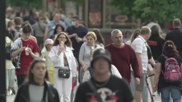 Una multitud de personas en la calle de una gran ciudad, en cámara lenta — Vídeo de stock