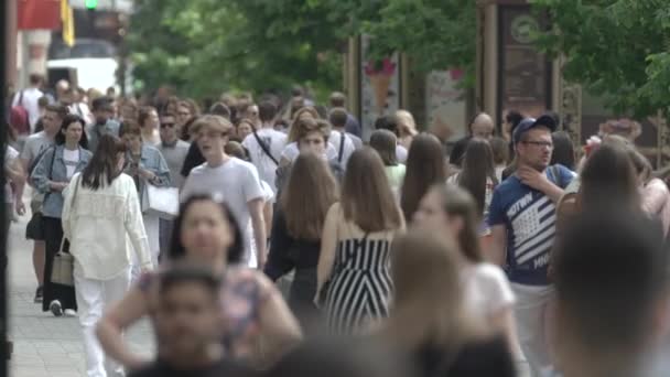 Dav lidí na ulici velkého města, zpomalený pohyb — Stock video