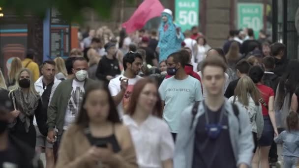 Een menigte mensen op straat van een grote stad, slow motion — Stockvideo