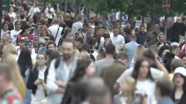 Una multitud de personas en la calle de una gran ciudad, en cámara lenta — Vídeos de Stock