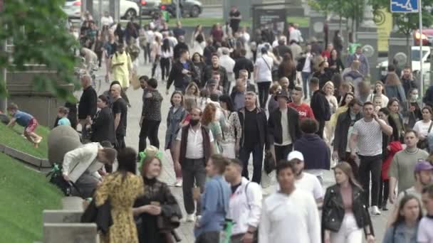 Una multitud de personas en la calle de una gran ciudad, en cámara lenta — Vídeo de stock