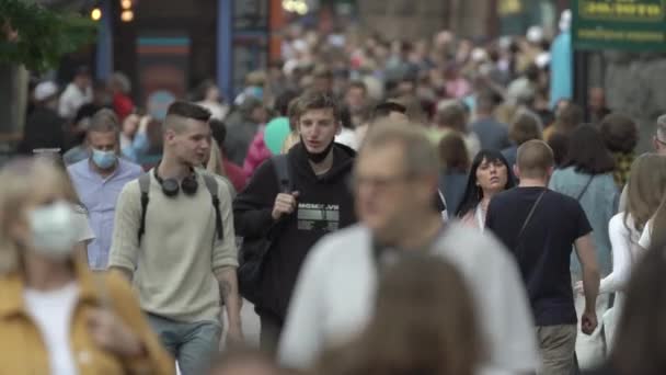 En folkmassa på gatan i en storstad, slow motion — Stockvideo