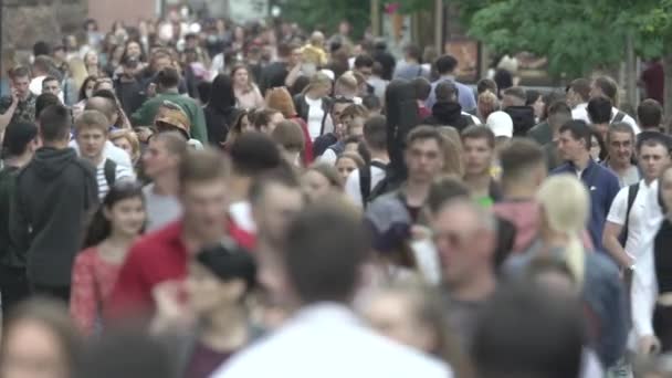 Натовп людей на вулиці великого міста, повільно рухаючись. — стокове відео