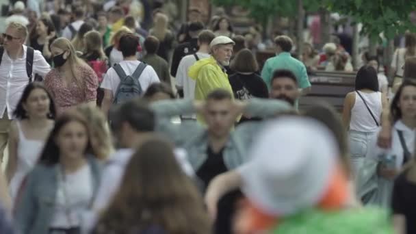 O mulțime de oameni pe strada unui oraș mare, mișcare lentă — Videoclip de stoc