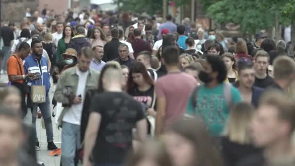 Une foule de gens dans la rue d'une grande ville, au ralenti — Video