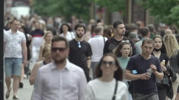 Väkijoukko ihmisiä suuren kaupungin kaduilla, hidastettuna — kuvapankkivideo