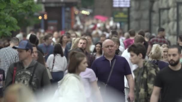 Una multitud de personas en la calle de una gran ciudad, en cámara lenta — Vídeos de Stock