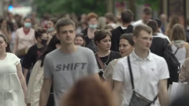 Menschenmenge auf der Straße einer Großstadt, Zeitlupe — Stockvideo