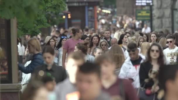 Толпа людей на улице большого города, замедленная съемка — стоковое видео