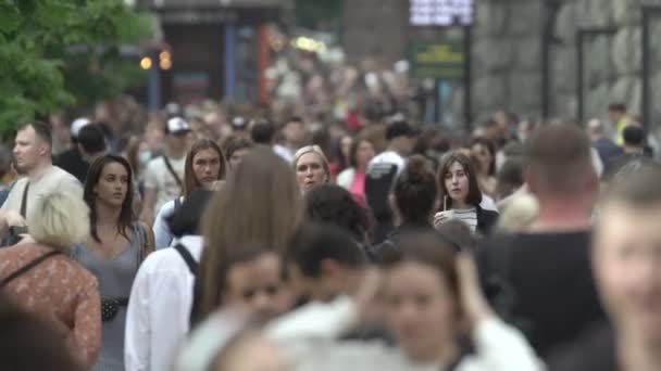 Een menigte mensen op straat van een grote stad, slow motion — Stockvideo