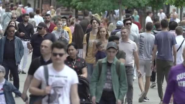 Una folla di persone sulla strada di una grande città, al rallentatore — Video Stock