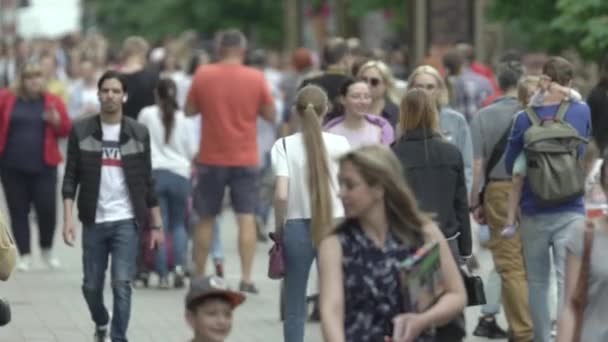 Emberek tömege egy nagyváros utcáin, lassított felvétel. — Stock videók