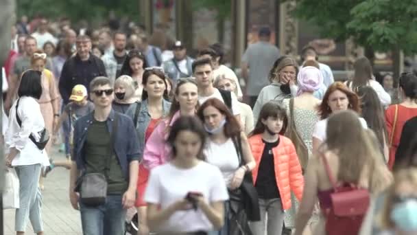 Menschenmenge auf der Straße einer Großstadt, Zeitlupe — Stockvideo