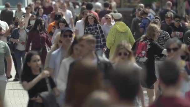 A crowd of people on the street of a big city, slow motion — Stock Video