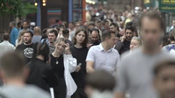 Una folla di persone sulla strada di una grande città, al rallentatore — Video Stock