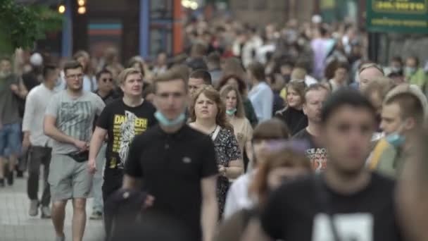 Толпа людей на улице большого города, замедленная съемка — стоковое видео