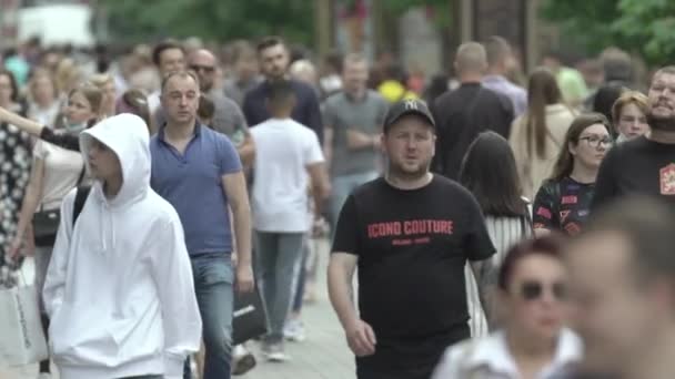 Väkijoukko ihmisiä suuren kaupungin kaduilla, hidastettuna — kuvapankkivideo