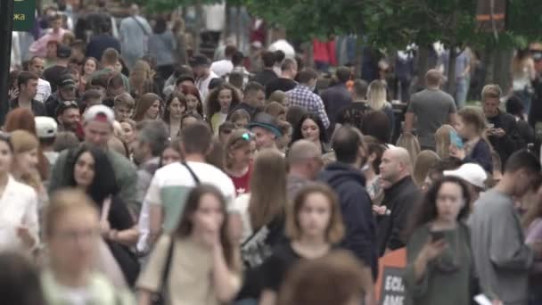 Een menigte mensen op straat van een grote stad, slow motion — Stockvideo
