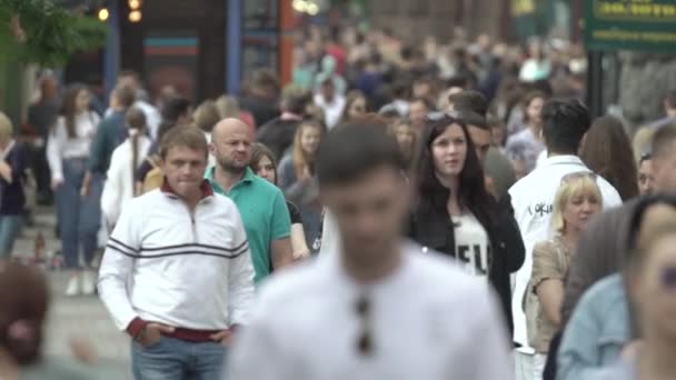 Толпа людей на улице большого города, замедленная съемка — стоковое видео