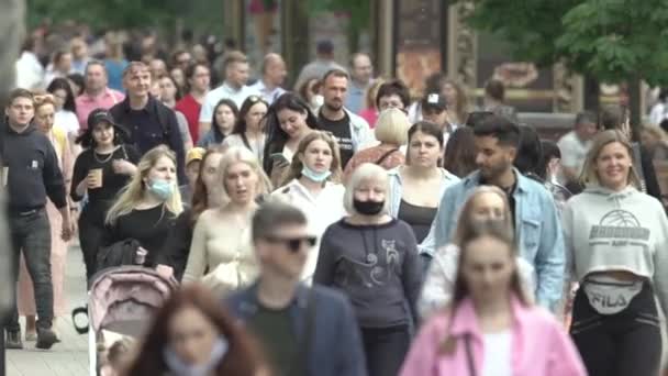 En folkemengde på gata i en stor by, sakte bevegelse – stockvideo
