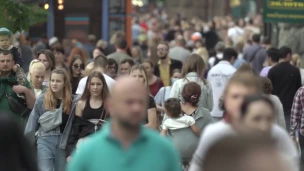 Büyük bir şehrin sokaklarındaki kalabalık, ağır çekim. — Stok video