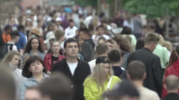 O mulțime de oameni pe strada unui oraș mare, mișcare lentă — Videoclip de stoc
