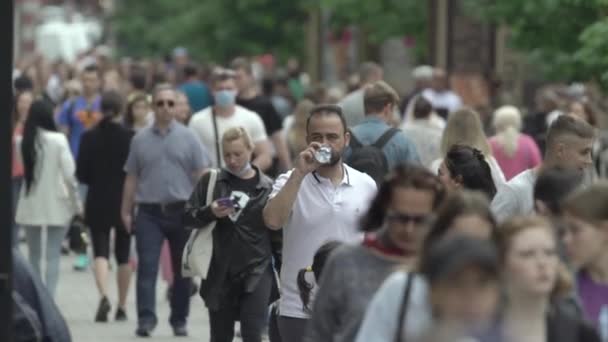 Uma multidão de pessoas na rua de uma cidade grande, câmera lenta — Vídeo de Stock