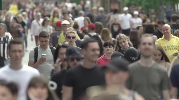 Tłum ludzi na ulicy wielkiego miasta, w zwolnionym tempie — Wideo stockowe