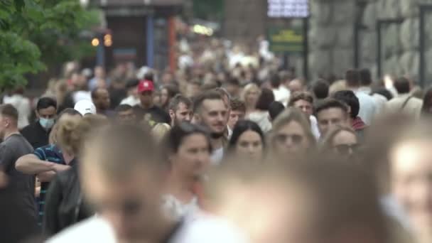 Een menigte mensen op straat van een grote stad, slow motion — Stockvideo