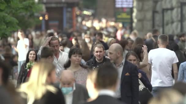 Een menigte mensen op straat van een grote stad, slow motion — Stockvideo