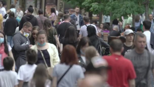 Uma multidão de pessoas na rua de uma cidade grande, câmera lenta — Vídeo de Stock