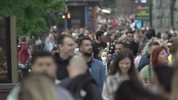 大都市の路上で人々の群衆,スローモーション. — ストック動画