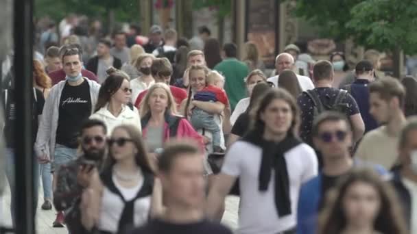 Une foule de gens dans la rue d'une grande ville, au ralenti — Video