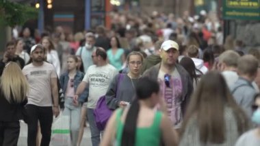 Büyük bir şehrin sokaklarındaki kalabalık, ağır çekim.