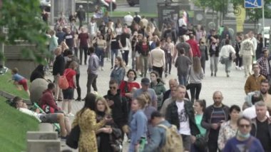 Büyük bir şehrin sokaklarındaki kalabalık, ağır çekim.