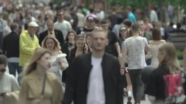 Büyük bir şehrin sokaklarındaki kalabalık, ağır çekim.