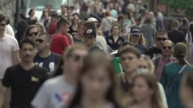 Büyük bir şehrin sokaklarındaki kalabalık, ağır çekim.